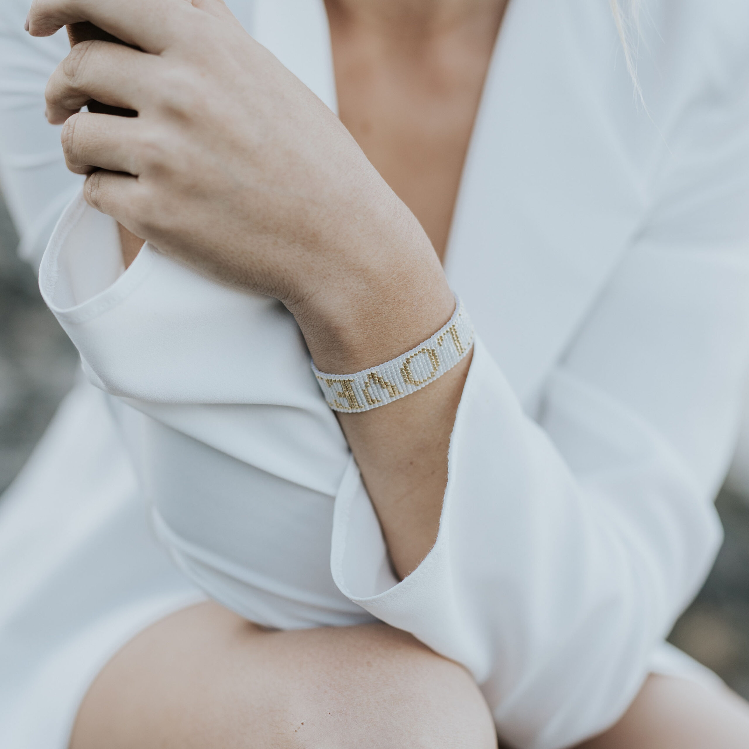 Bracelet blanc et or en perles de Miyuki